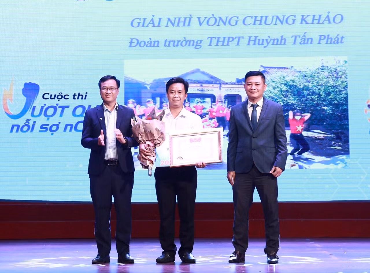 Trao giải Nhì cho Đoàn trường THPT Huỳnh Tấn Phát (Bến Tre) Trao giải Nhì cho Đoàn trường THPT Huỳnh Tấn Phát (Bến Tre)