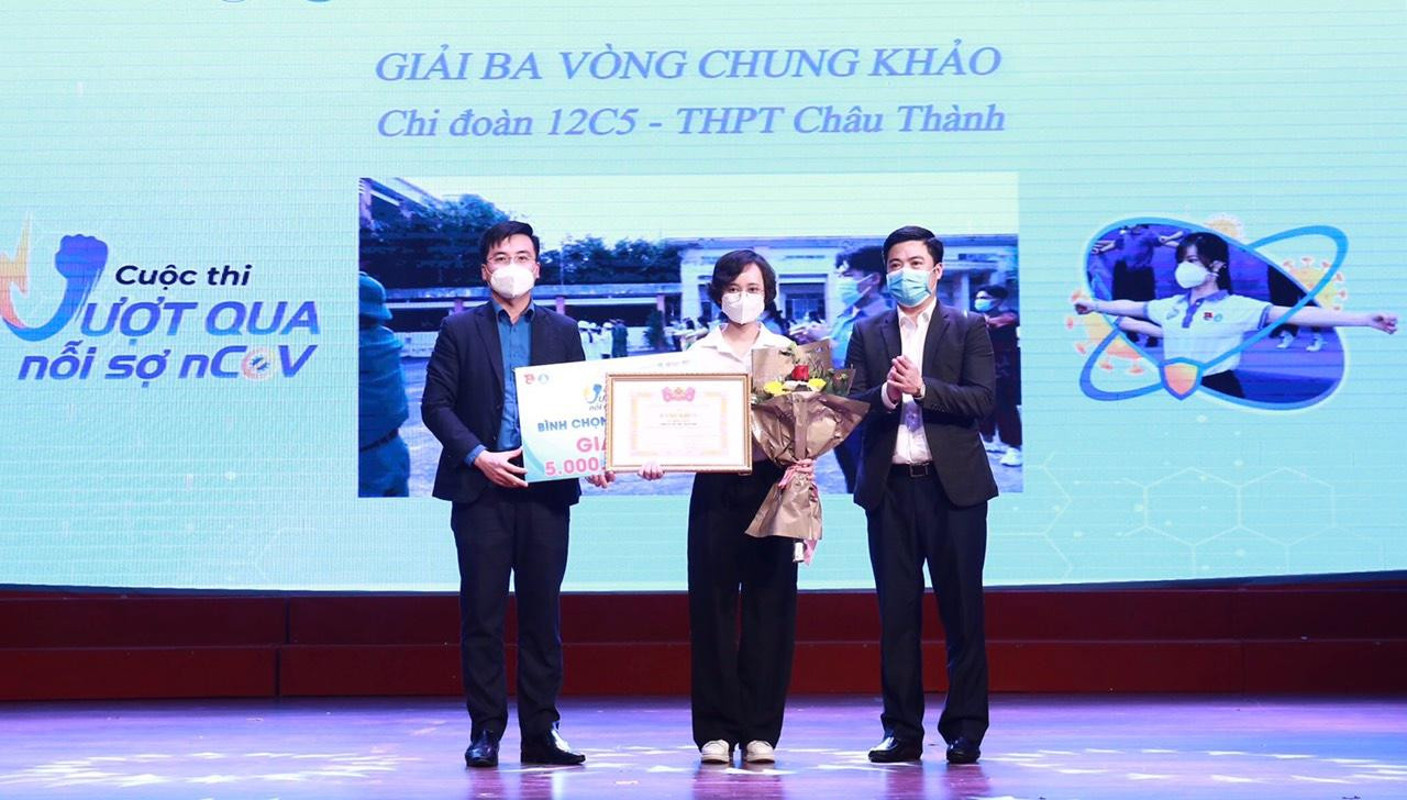 Trao giải ba cho Chi đoàn 12C5 - THPT Châu Thành (Kiên Giang) Trao giải ba cho Chi đoàn 12C5 - THPT Châu Thành (Kiên Giang)