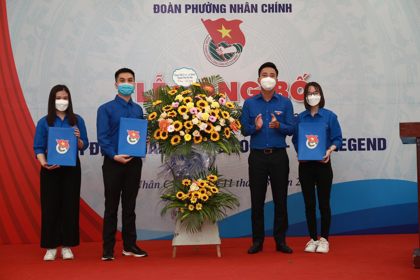 Anh Nguyễn Đức Tiến, Phó Bí thư thường trực Thành Đoàn, Chủ tịch Hội LHTN TP. Hà Nội tặng hoa chúc mừng Chi đoàn Nam Thăng Long I – The Legend Anh Nguyễn Đức Tiến, Phó Bí thư thường trực Thành Đoàn, Chủ tịch Hội LHTN TP. Hà Nội tặng hoa chúc mừng Chi đoàn Nam Thăng Long I – The Legend