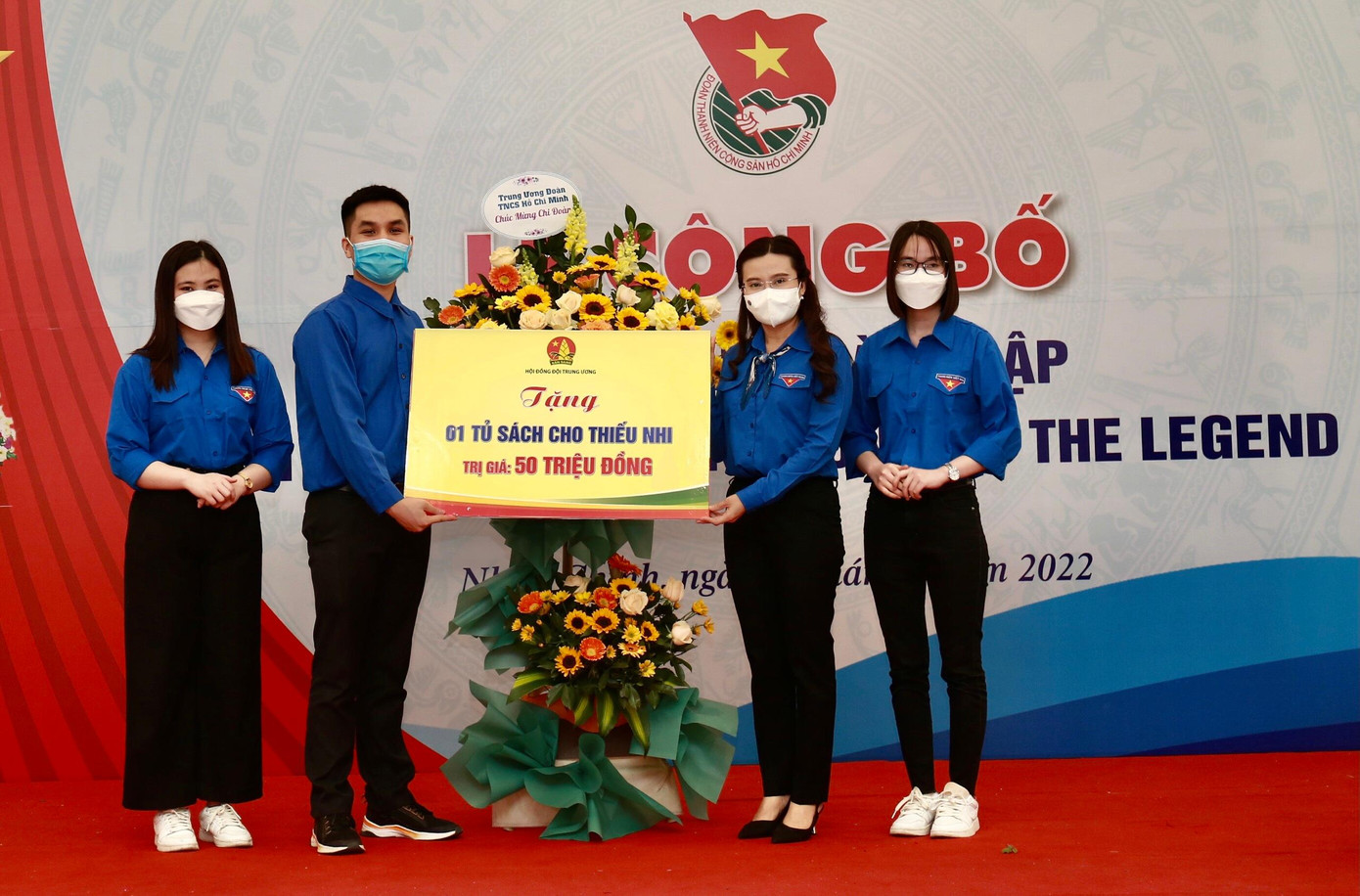 Chị Nguyễn Phạm Duy Trang, Bí thư T.Ư Đoàn, Chủ tịch Hội đồng Đội T.Ư trao tặng 1 tủ sách thiếu nhi trị giá 50 triệu đồng. Ảnh: Bảo Anh Chị Nguyễn Phạm Duy Trang, Bí thư T.Ư Đoàn, Chủ tịch Hội đồng Đội T.Ư trao tặng 1 tủ sách thiếu nhi trị giá 50 triệu đồng. Ảnh: Bảo Anh