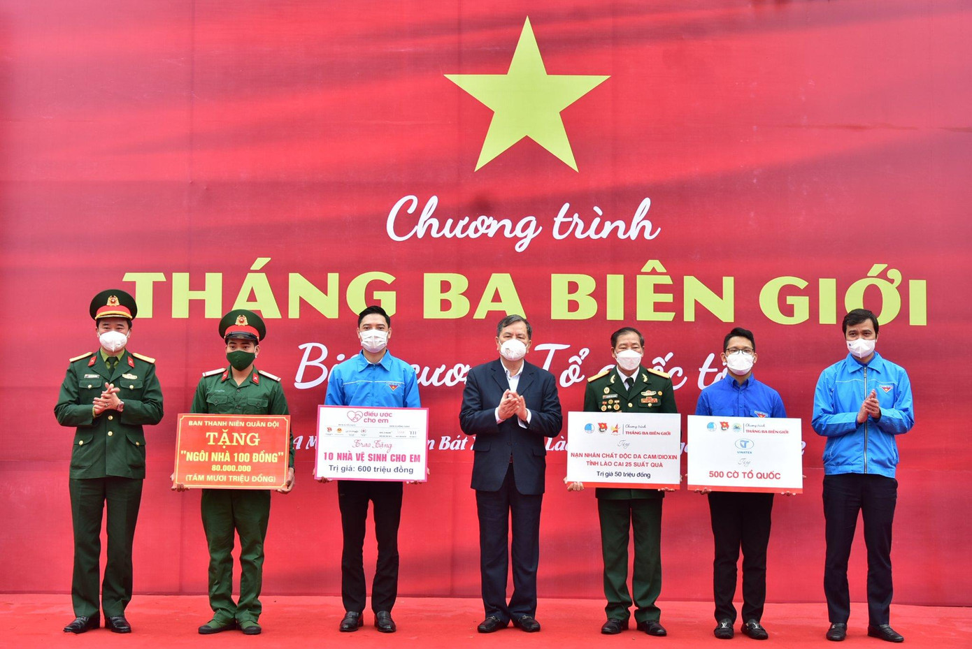 Bí thư thường trực T.Ư Đoàn Bùi Quang Huy và đại biểu trao tặng các phần quà tại chương trình. Bí thư thường trực T.Ư Đoàn Bùi Quang Huy và đại biểu trao tặng các phần quà tại chương trình.