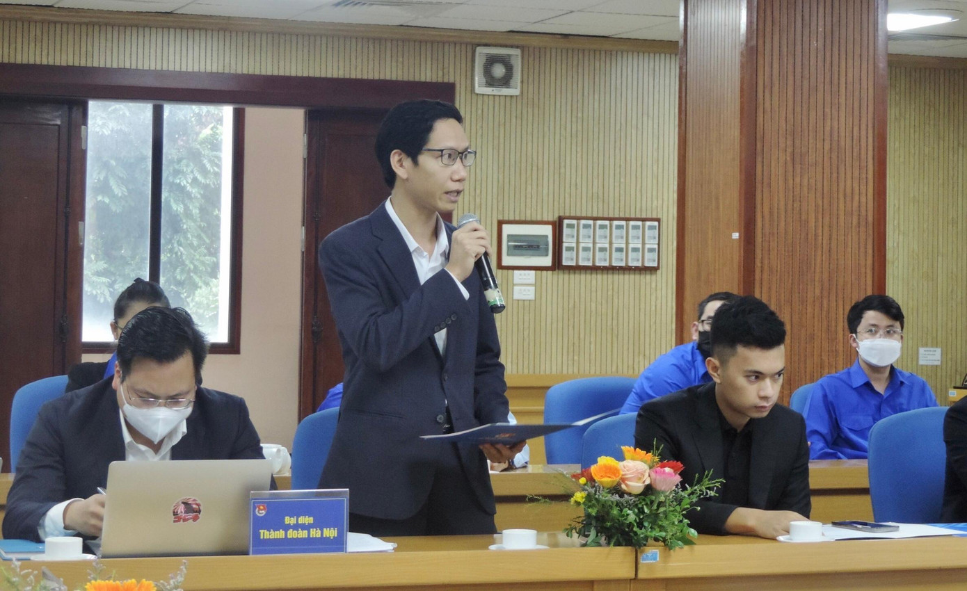 TS.Lê Văn Lịch, giảng viên ĐH Bách Khoa Hà Nội trao đổi tại hội nghị