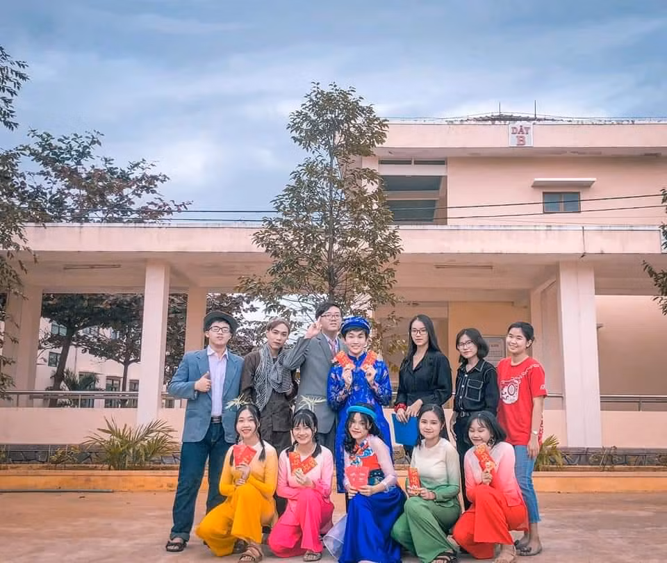 Minh Anh (hàng trên, thứ 2 từ phải sang) cũng tham gia các hoạt động ngoại khóa tại trường để phát triển thêm bản thân. Ảnh: NVCC