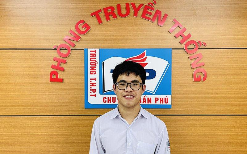 Thí sinh Vũ Bùi Đình Tùng đến từ TP. Hải Phòng giành giải nhất Cuộc thi tìm hiểu lịch sử, văn hóa dân tộc “Tự hào Việt Nam” lần thứ IV.