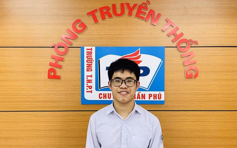Thí sinh Vũ Bùi Đình Tùng đến từ TP. Hải Phòng giành giải nhất Cuộc thi tìm hiểu lịch sử, văn hóa dân tộc “Tự hào Việt Nam” lần thứ IV. Thí sinh Vũ Bùi Đình Tùng đến từ TP. Hải Phòng giành giải nhất Cuộc thi tìm hiểu lịch sử, văn hóa dân tộc “Tự hào Việt Nam” lần thứ IV.
