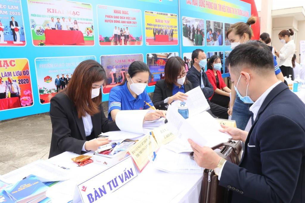 Các bạn trẻ tìm kiếm cơ hội việc làm tại Phiên Giao dịch việc làm thanh niên