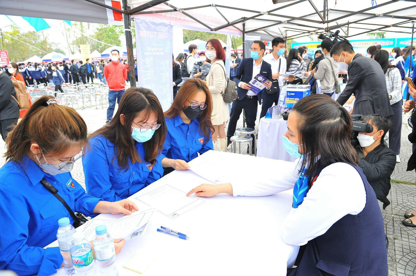 Thanh niên tham gia Ngày hội việc làm do Thành Đoàn Hà Nội tổ chức năm 2022
