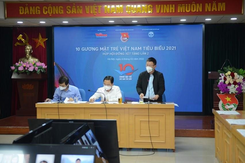 Nhà báo Phùng Công Sưởng, Phó Tổng Biên tập Báo Tiền Phong, Phó Giám đốc Quỹ Hỗ trợ Tài năng trẻ Việt Nam thông tin tại buổi họp hội đồng lần 2. Ảnh: Dương Triều