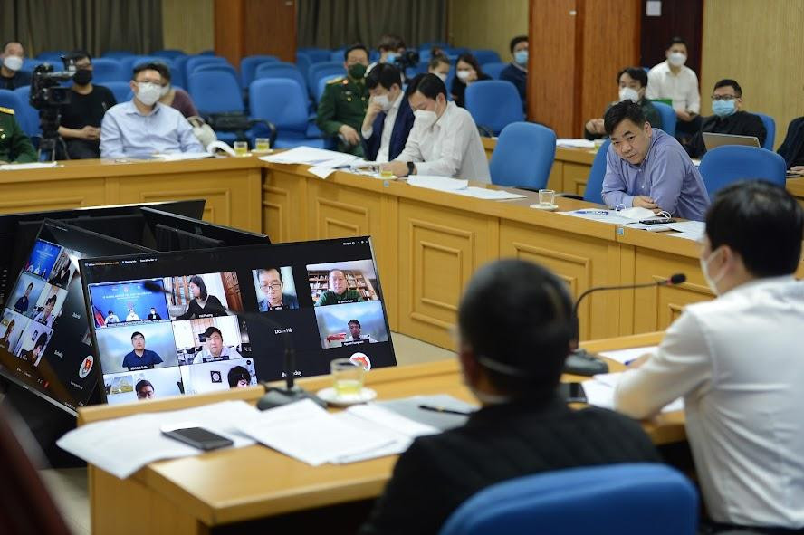 Hội đồng họp trực tiếp kết hợp trực tuyến. Ảnh: Dương Triều