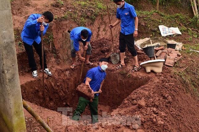 Đoàn viên, thanh niên xây dựng công trình nhà vệ sinh tặng người dân tại Sơn La. Ảnh: Xuân Tùng Đoàn viên, thanh niên xây dựng công trình nhà vệ sinh tặng người dân tại Sơn La. Ảnh: Xuân Tùng