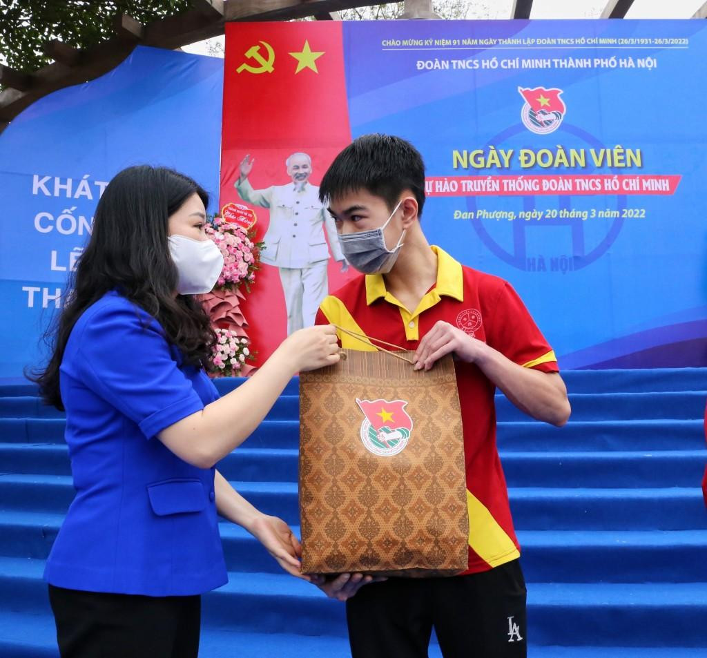 Bí thư Thành Đoàn Hà Nội trao tặng quà cho đoàn viên, thanh niên tại Ngày đoàn viên