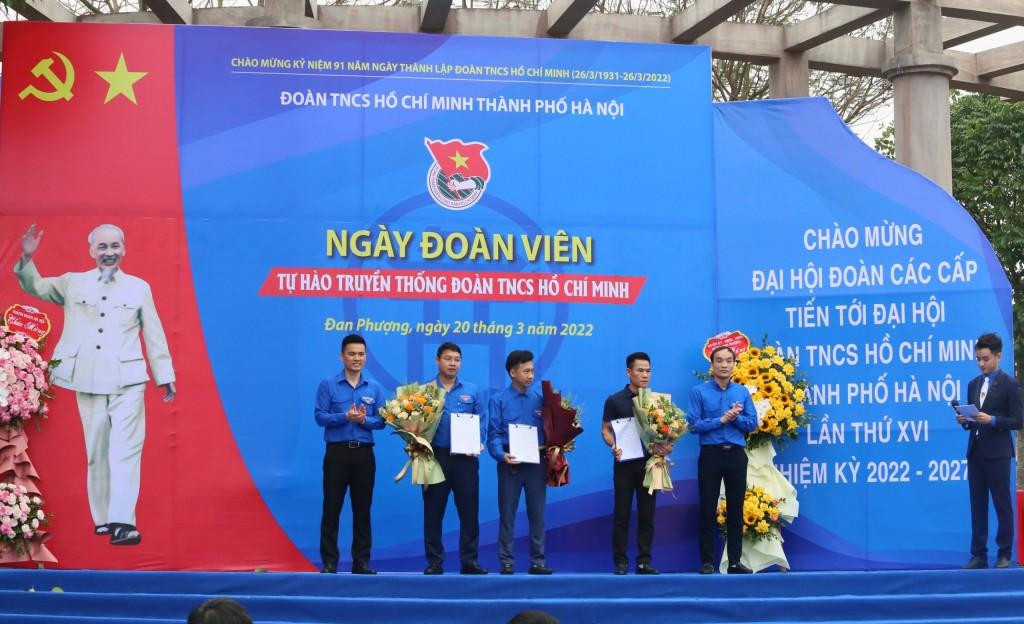 Trao quyết định thành lập tổ chức Đoàn, Hội tại các doanh nghiệp ngoài khu vực Nhà nước.