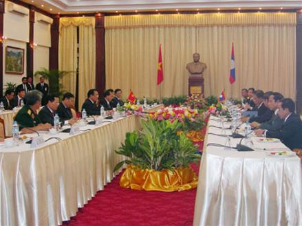 Tổng Bí thư Nông Đức Mạnh và Tổng Bí thư, Chủ tịch nước Lào Chummaly Saynhason dẫn đầu đoàn đại biểu hai đảng hội đàm - Ảnh: VOV