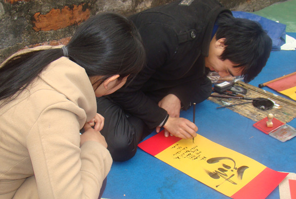 Một cô gái xin thư pháp chữ Tình