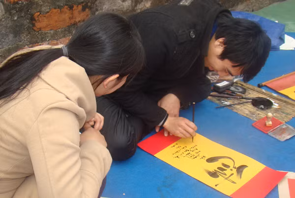 Một cô gái xin thư pháp chữ Tình