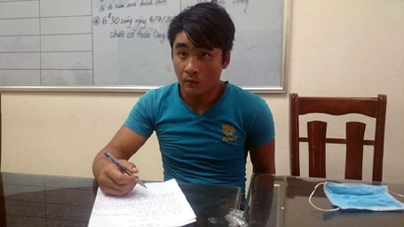 Nam thanh niên say rượu ném gãy tay CSGT ảnh 1