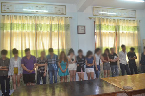 'Vui vẻ' trong quán bar, hàng chục kiều nữ bị test ma túy ảnh 2