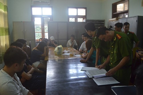 'Vui vẻ' trong quán bar, hàng chục kiều nữ bị test ma túy ảnh 1