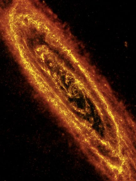 Bạn có thắc mắc khi nhìn thấy vật thể bé bé được khoanh tròn đỏ kia không? Đó chính là Trạm không gian quốc tế (ISS) hoành tráng đấy. Bức ảnh này được chụp vào lúc xảy ra hiện tượng nhật thực một phần vào 4/1vừa rồi. Lúc chụp ảnh, trạm ISS cách Trái đất khoảng 500 km, trong khi Mặt trời cách Trái đất đến 150 triệu km. Mặc dù không tối tân bằng kính viễn vọng Hubble của NASA nhưng chiếc kính viễn vọng vũ trụ của Herschel thuộc Cơ quan vũ trụ châu Âu đã ghi lại được một trong những hình ảnh rõ nét nhất về thiên hà Andromeda. Thiên hà Andromeda trong ảnh trong giống một cơn lốc xoáy lửa đỏ rực. Cũng là một tác phẩm của cơ quan vũ trụ Châu Âu nhưng lần này là hình ảnh đến từ chiếc kính viễn vọng Southern Observatory. Hằng hà sa số những đốm sáng rực rỡ trong bức ảnh là tinh vân Lagoon, cách Trái đất của chúng ta khoảng 5.000 năm ánh sáng. Những lớp bụi khí màu xanh thoát ra từ tinh vân Lagoon làm sáng rực một vùng của dải thiên hà. Có khá nhiều ngôi sao mới được "khai sinh" tại tinh vân này trong 5 năm vừa qua. Vẫn là hiện tượng thiên văn tâm điểm trong tuần qua là nhật thực một phần nhưng thời điểm khói bốc lên từ một ống khói trên ngôi nhà ở vùng Novosibirisk nước Nga đã tạo nên một sự sắp đặt thú vị. Chắc hẳn nhật thực từ góc nhìn này đã mờ ảo càng trở nên huyền bí hơn khi có sự tham gia của khói. Những nhánh màu xanh trông giống như mạch máu là hình ảnh thủy triều đang tràn vào những con sông nhỏ trên hòn đào của Bahamas. Hình ảnh này được chụp từ Trạm không gian quốc tế (ISS). Chưa bao giờ hình ảnh về cực nam của sao Hoa lại trở nên rõ ràng đến từng đường vân như thế này. Đây là hình ảnh được tàu thăm dò Mars Reconnaissance Orbiter của NASA chụp lại được. Những vệt màu xanh chính là khí CO2 bốc hơi từ băng. (Gần đây các nhà khoa học đã phát hiện trên sao Hỏa có sự tồn tại của băng).