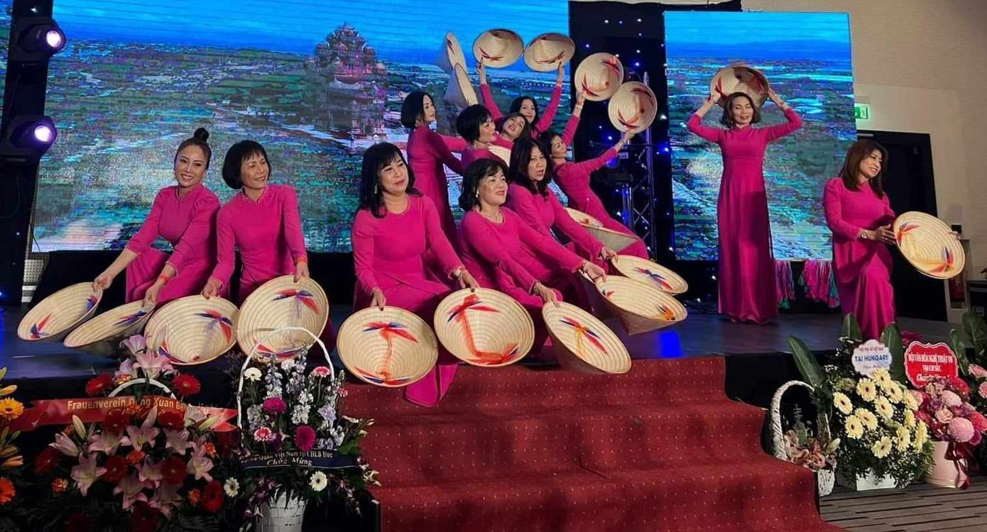 Các tiết mục văn nghệ của chị em người Việt tại châu Âu.