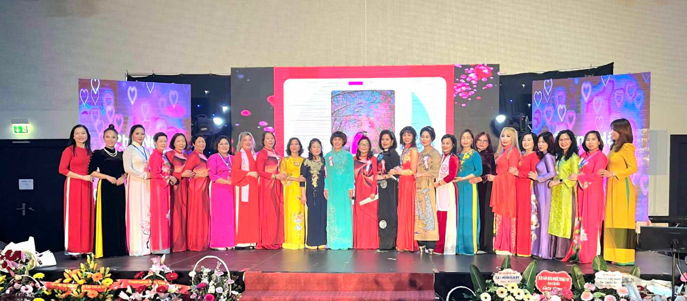 Các phụ nữ Việt Nam ở nước ngoài duyên dáng trong tà áo dài truyền thống tại Paris, Pháp.