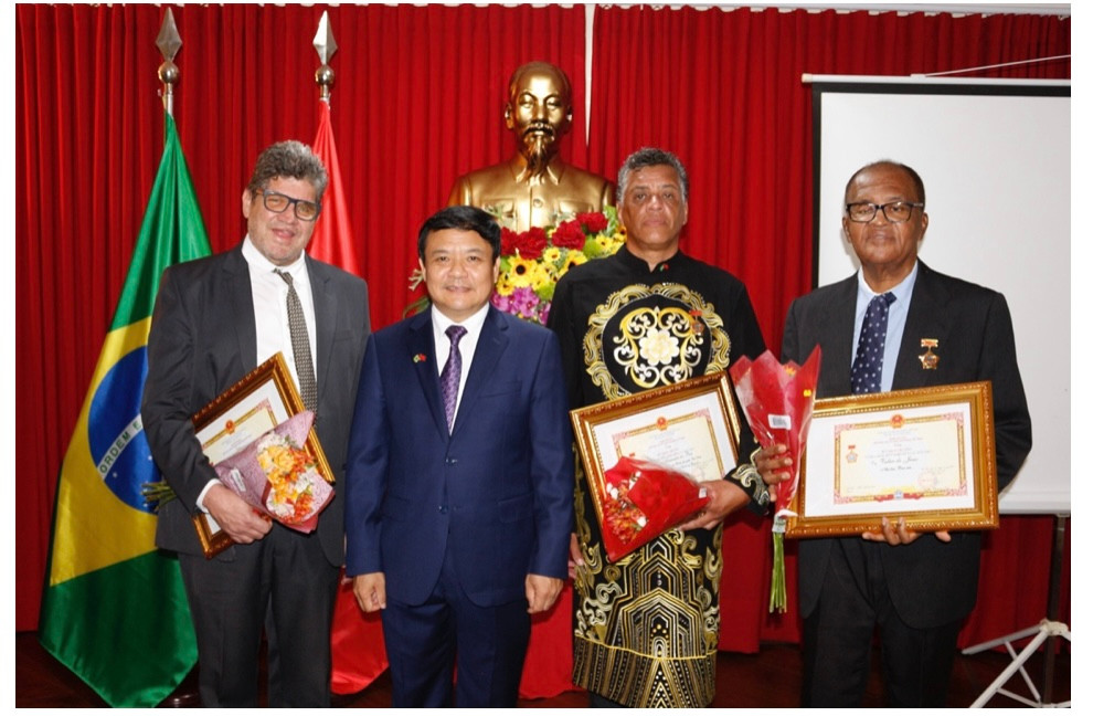 (Từ trái sang): Ông Ricardo Almeida – Đại diện cho ông Miguel Pena – Lãnh sự danh dự Việt Nam tại Bolivia, Đại sứ Bùi Văn Nghị, ông João Reis - Lãnh sự danh dự Việt Nam tại bang Minas Gerais và ông Valter Xéu – Nhà báo, Giám đốc Điều hành Tập đoàn Truyền thông Patria Latina