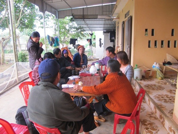 Rất đông bà con chòm xóm đến chia vui với gia đình chị Hoa.