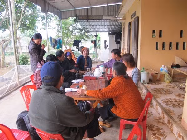 Rất đông bà con chòm xóm đến chia vui với gia đình chị Hoa.