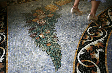 Nhà thiết kế Versace đã dùng gạch mosaic để lát sàn