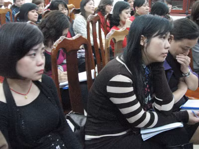 Phụ huynh khóc tại lớp học ở Hà Nội Ảnh: N.H