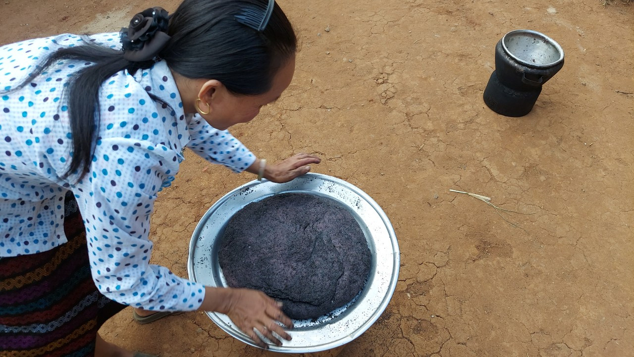 Công đoạn cuối làm nên bánh A-yớh đãi khách quý trong ngày Tết.