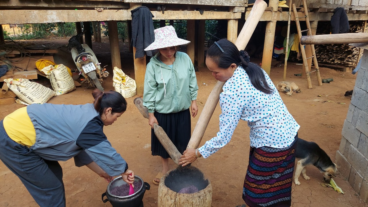 Xôi chín cùng với mè (vừng) đen cho vào cối giã nhuyễn.
