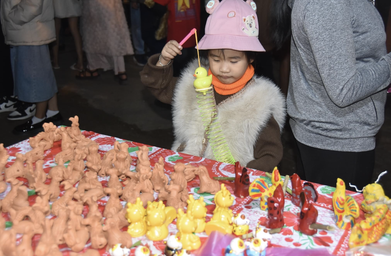 Ở chợ đình Bích La mùng 3 Tết Giáp Thìn. Ở chợ đình Bích La mùng 3 Tết Giáp Thìn.