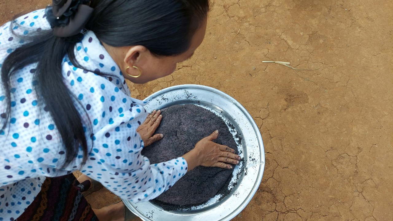 Công đoạn cuối làm nên bánh A-yớh đãi khách quý trong ngày Tết.