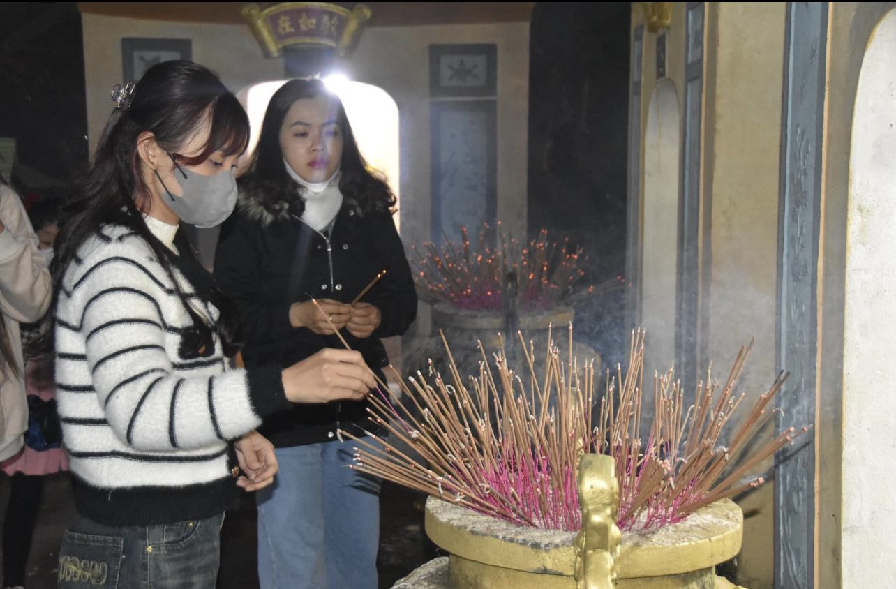 Người dân đến với chợ đình Bích La để cầu an lành, sống khỏe. Người dân đến với chợ đình Bích La để cầu an lành, sống khỏe.