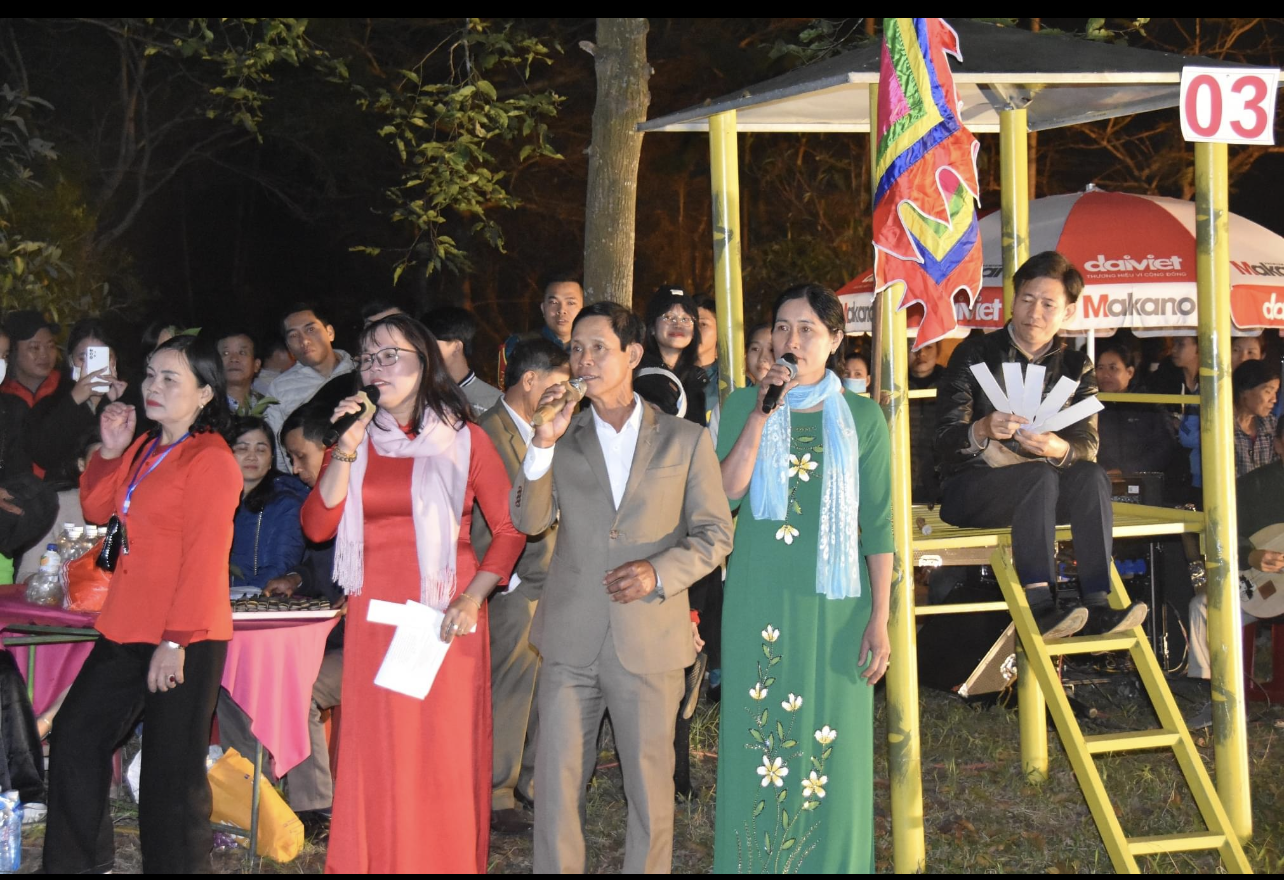 Hát bài chòi ở chợ đình Bích La. Hát bài chòi ở chợ đình Bích La.