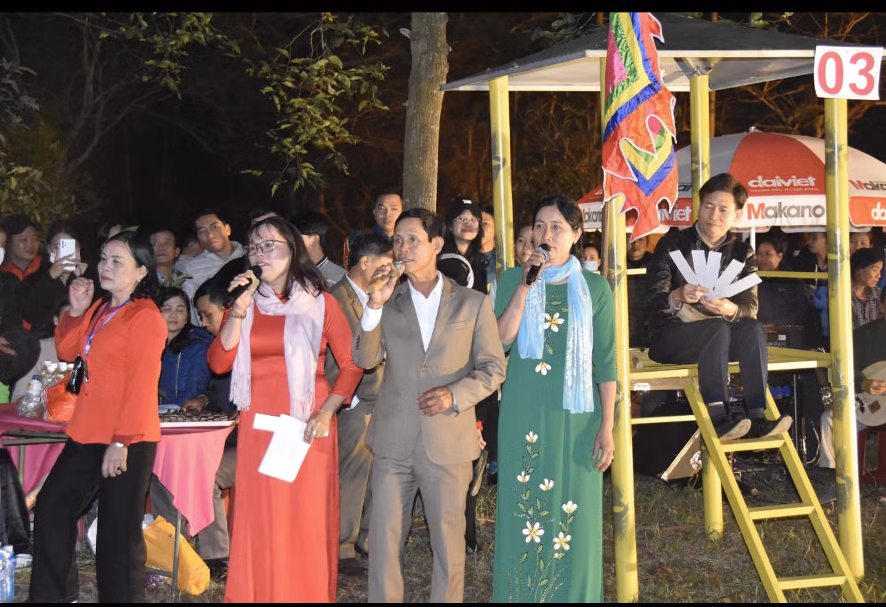 Hát bài chòi ở chợ đình Bích La. Hát bài chòi ở chợ đình Bích La.