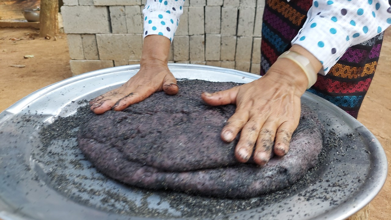 Công đoạn cuối làm nên bánh A-yớh đãi khách quý trong ngày Tết.