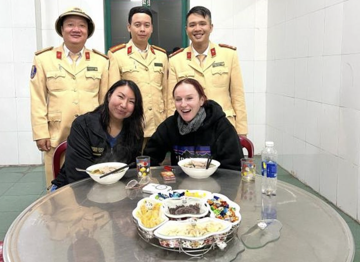 Hai chị Leanda Heddlerwide và Susan Uru Martiner ăn cơm cùng CSGT. Ảnh: CA Hai chị Leanda Heddlerwide và Susan Uru Martiner ăn cơm cùng CSGT. Ảnh: CA