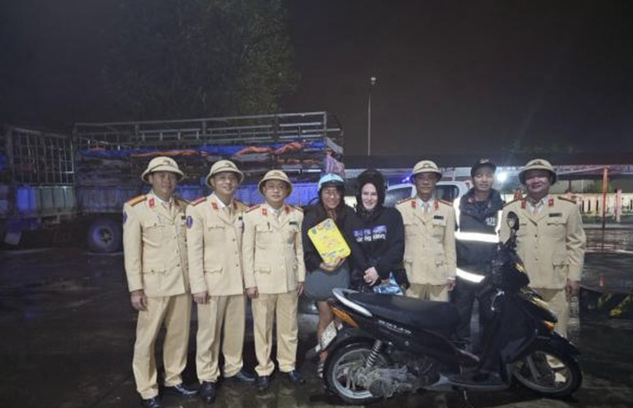 Tổ Tuần tra kiểm soát giao thông với hai chị Leada và Susan trước lúc họ tiếp tục cuộc hành trình. Ảnh: CA Tổ Tuần tra kiểm soát giao thông với hai chị Leada và Susan trước lúc họ tiếp tục cuộc hành trình. Ảnh: CA