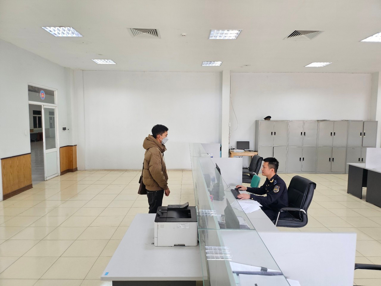 Doanh nghiệp làm thủ tục thông quan ở Cửa khẩu Quốc tế Lao Bảo. Doanh nghiệp làm thủ tục thông quan ở Cửa khẩu Quốc tế Lao Bảo.