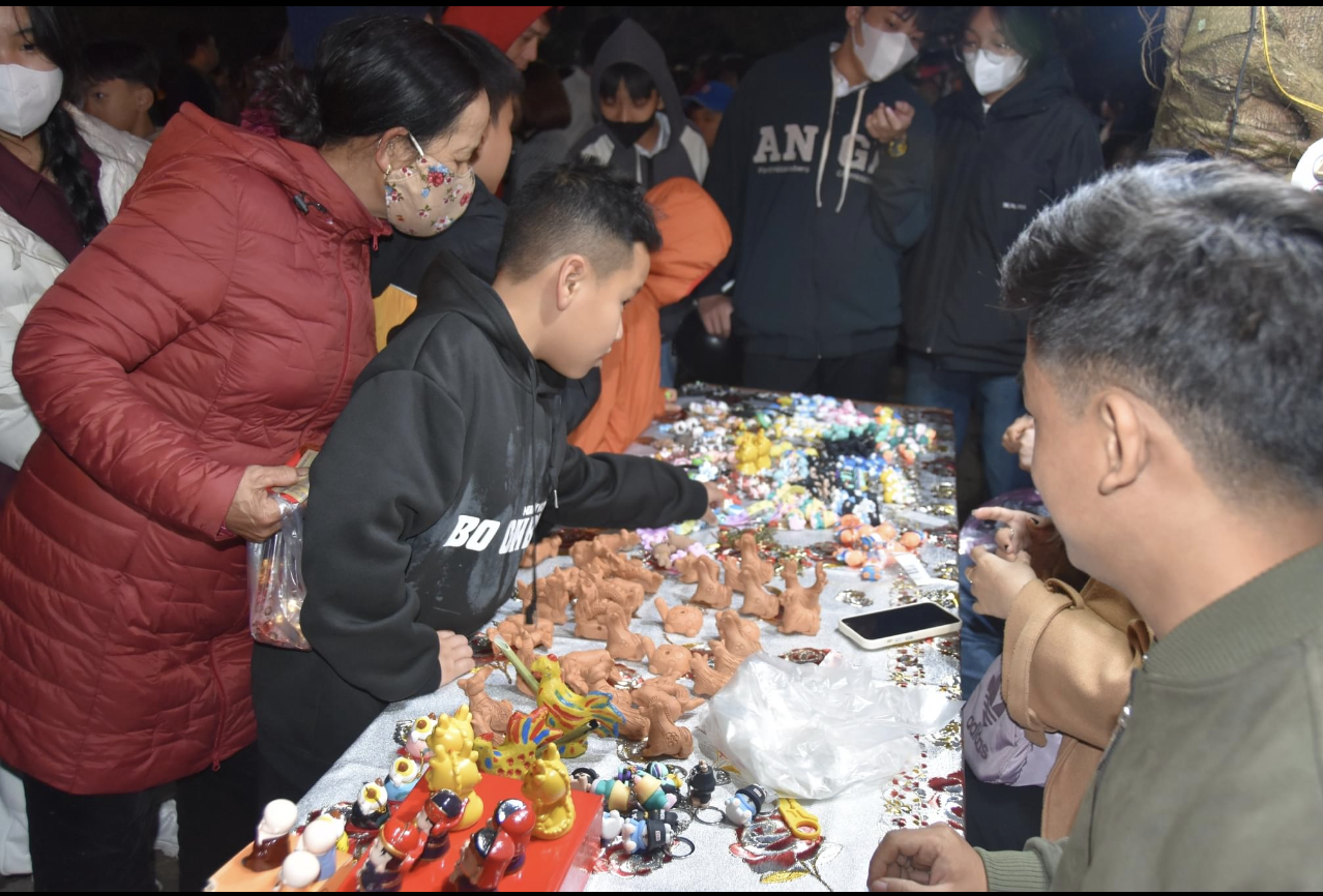 Ở chợ đình Bích La mùng 3 Tết Giáp Thìn. Ở chợ đình Bích La mùng 3 Tết Giáp Thìn.