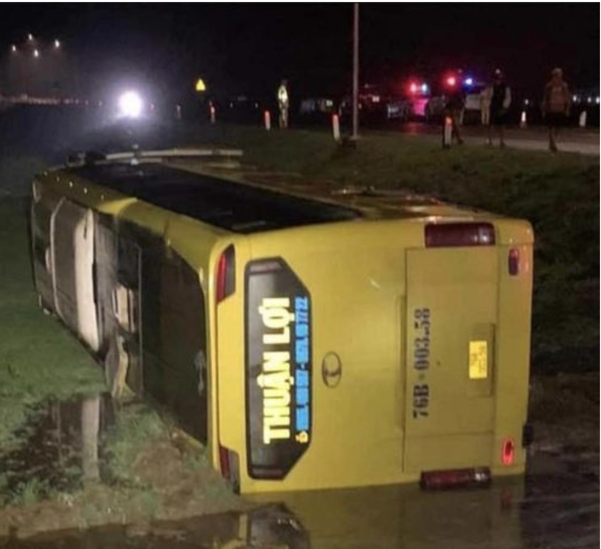 Hiện trường vụ xe khách lao xuống ruộng bên tuyến tránh Quốc lộ 1 rồi lật nghiêng. Ảnh: CA Hiện trường vụ xe khách lao xuống ruộng bên tuyến tránh Quốc lộ 1 rồi lật nghiêng. Ảnh: CA