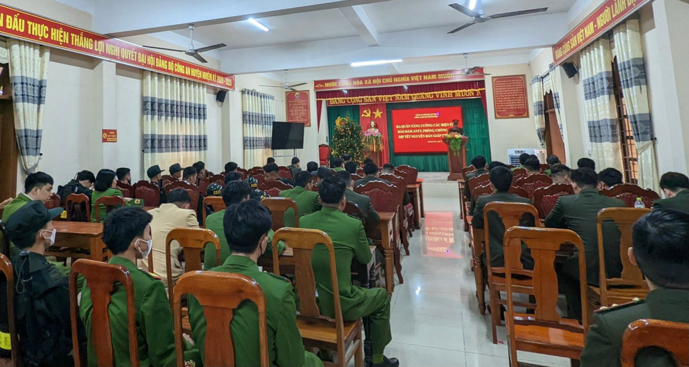 Công an huyện Hướng Hóa triển khai ra quân phòng, chống nổ pháo trái phép trong đêm giao thừa