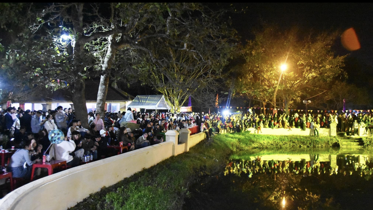 Chợ đình Bích La diễn ra đêm mùng 2 rạng sáng mùng 3 Tết Giáp Thìn 2024. Ảnh: Đức Việt Chợ đình Bích La diễn ra đêm mùng 2 rạng sáng mùng 3 Tết Giáp Thìn 2024. Ảnh: Đức Việt