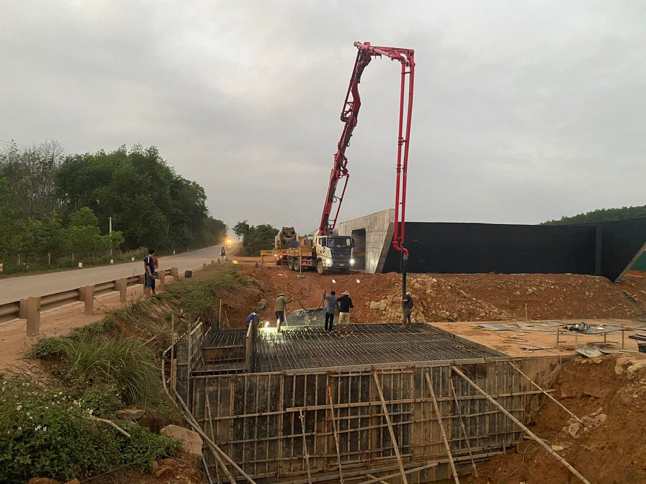 Thi công xuyên đêm trên cao tốc Vạn Ninh - Cam Lộ đoạn qua Quảng Trị.