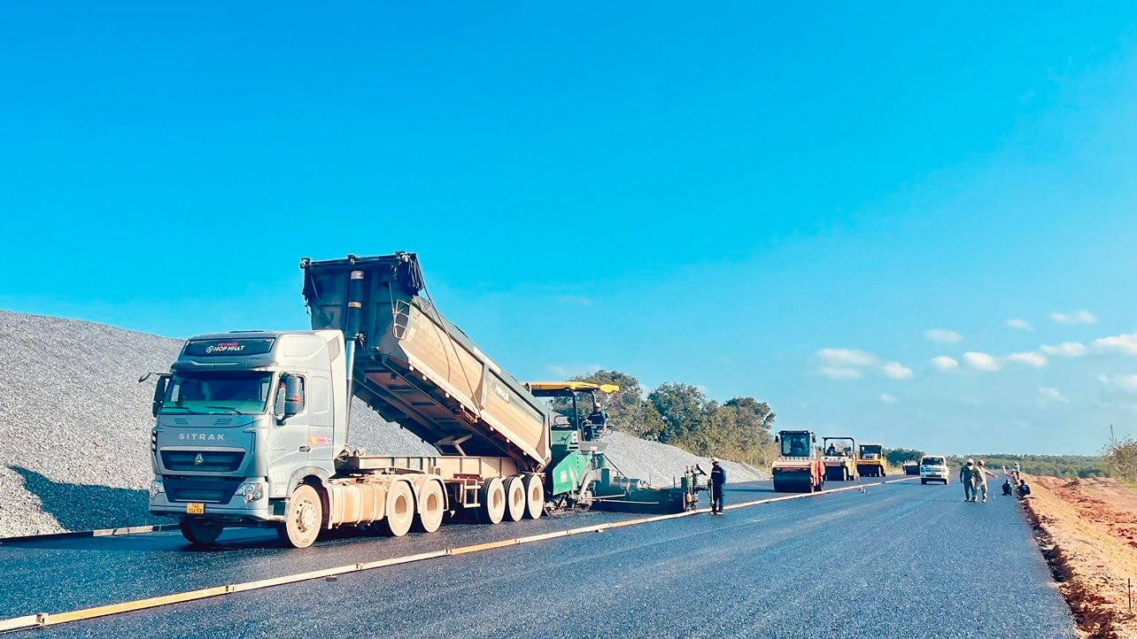 Hối hả thi công cao tốc đoạn Vạn Ninh - Cam Lộ qua Quảng Trị.