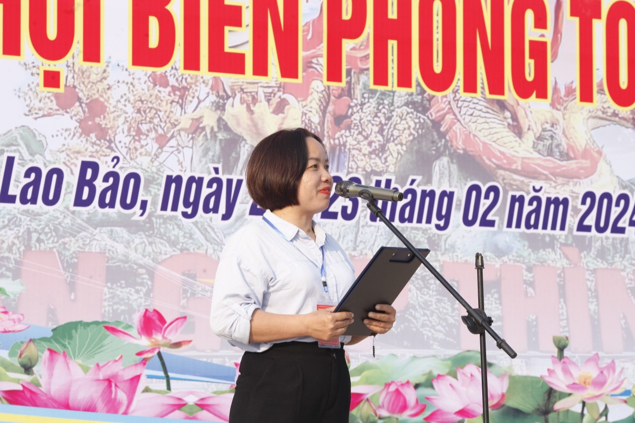 Phó Chủ tịch UBND thị trấn Lao Bảo Võ Thị Thúy phát biểu tại Ngày hội Biên phòng toàn dân.