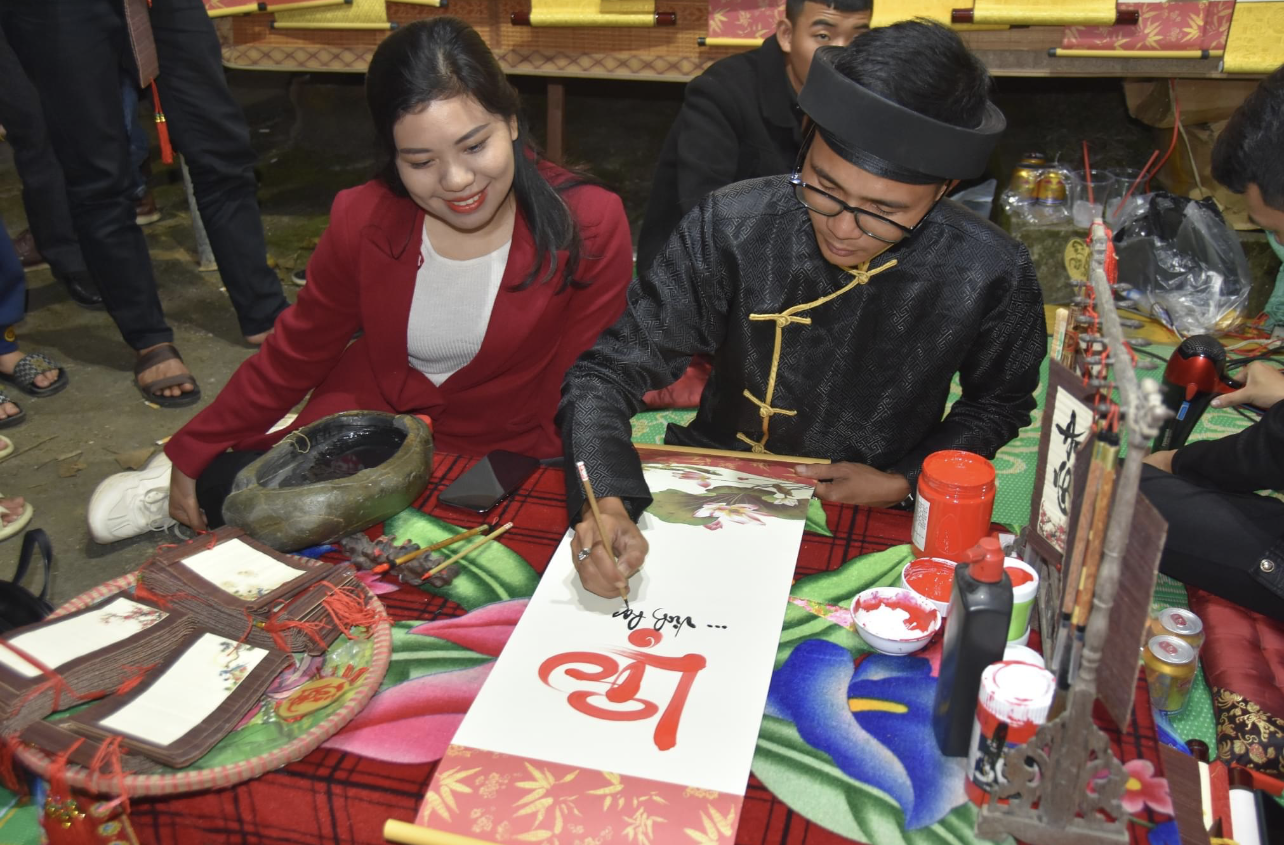 Gian thư pháp của chợ đình Bích La. Ảnh: Đức Việt Gian thư pháp của chợ đình Bích La. Ảnh: Đức Việt