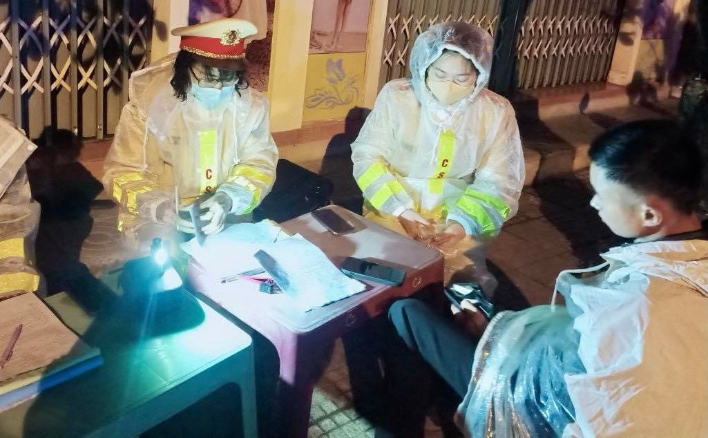 Cảnh sát Giao thông Công an huyện Vĩnh Linh lập biên bản người vi phạm nồng độ cồn Cảnh sát Giao thông Công an huyện Vĩnh Linh lập biên bản người vi phạm nồng độ cồn